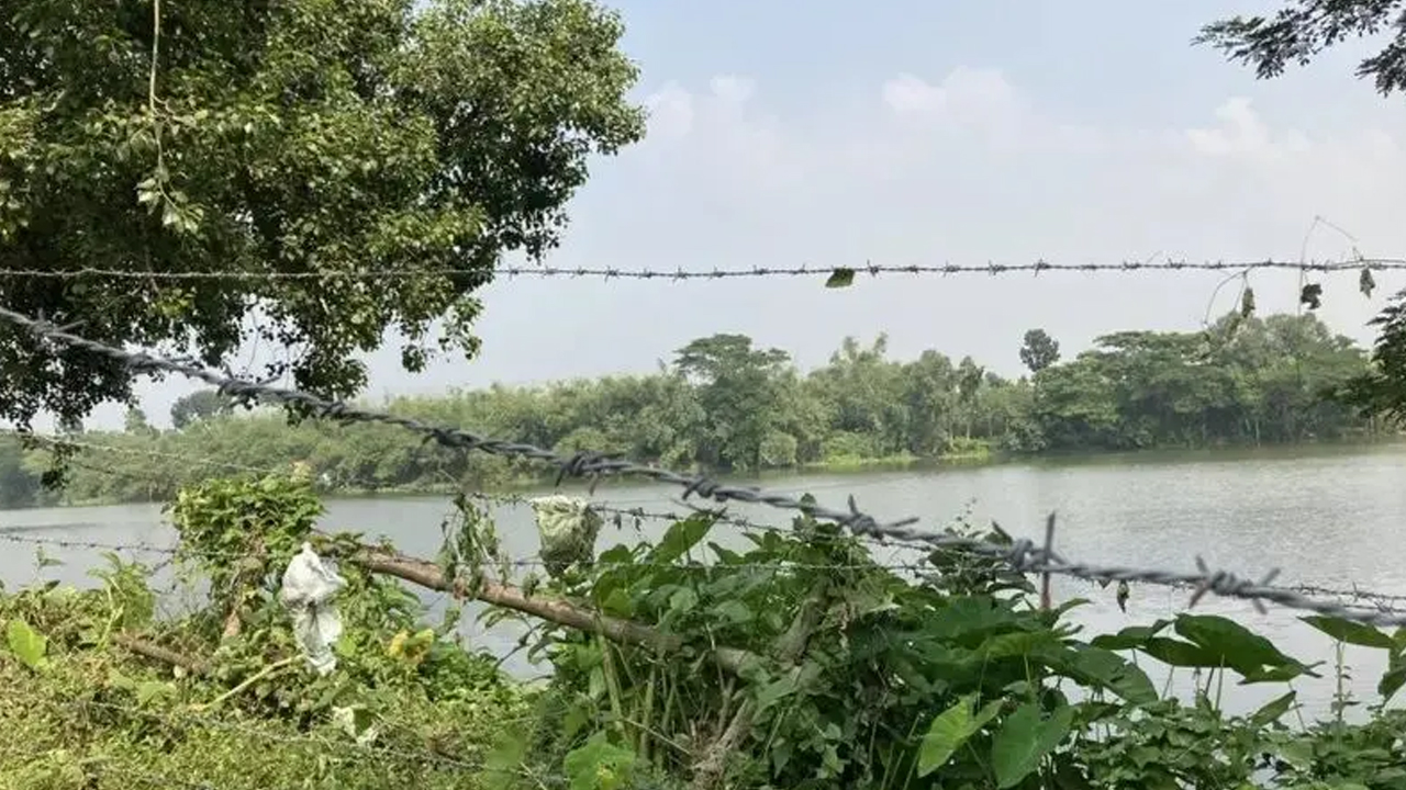 বাংলাদেশে প্রবেশের জন্য ভারতের সীমান্তে জড়ো প্রায় দেড়শ মানুষ
