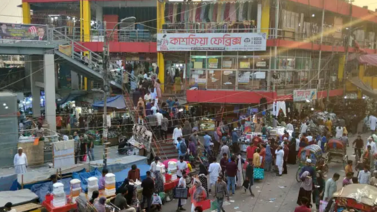 নতুন ডিজাইন ও অফারে নিউমার্কেটে ঈদ বাজারে চাঙাভাব