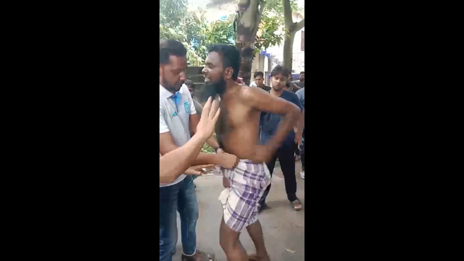 মাদারীপুরে মহিলা কলেজের অফিস সহকারী ইয়াবা সেবনকালে গণধোলাইয়ের শিকার
