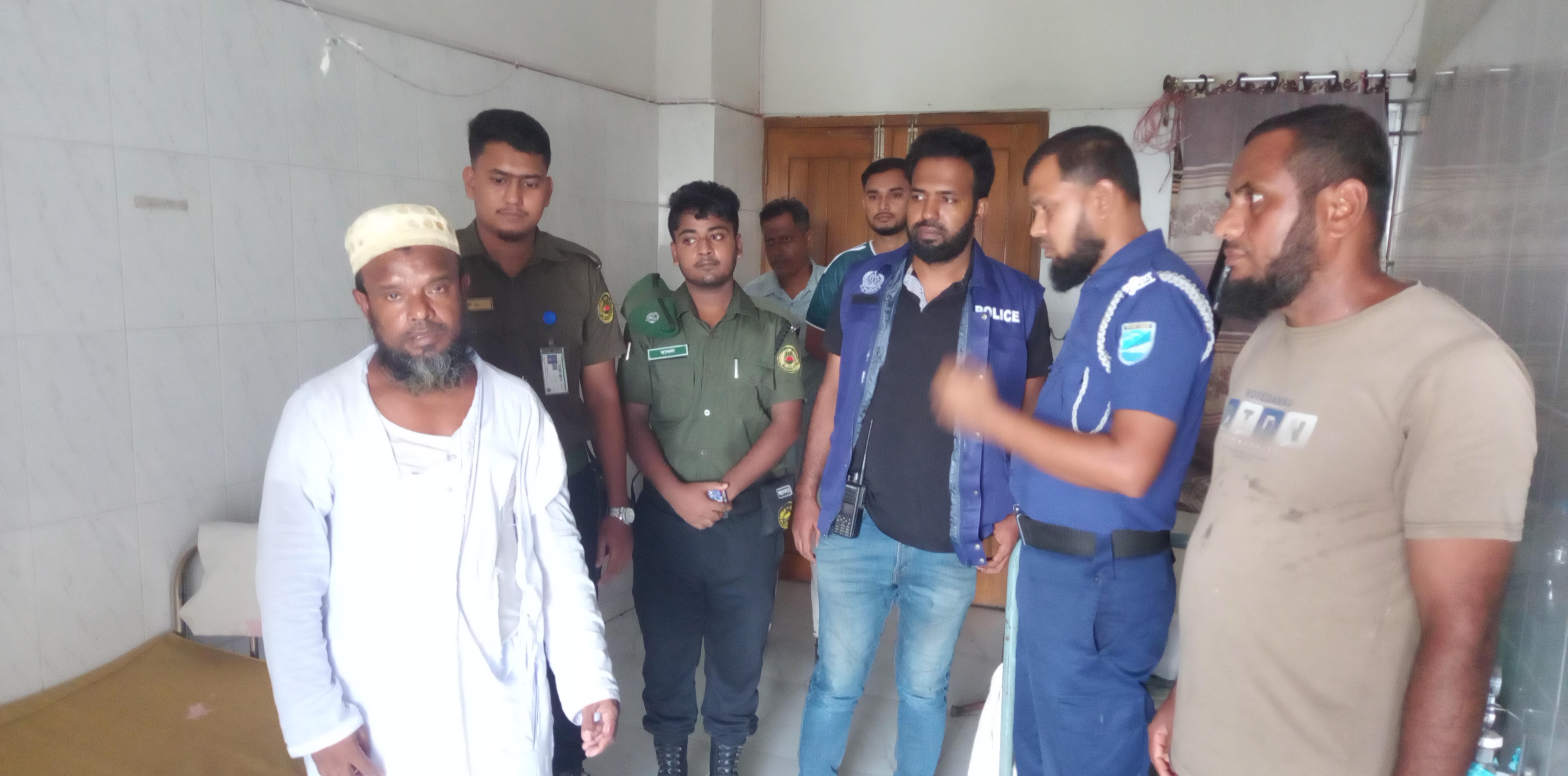 মাদারীপুরে হাসপাতালের ভেতর যুবককে কুপিয়ে জখম, অভিযুক্ত আটক