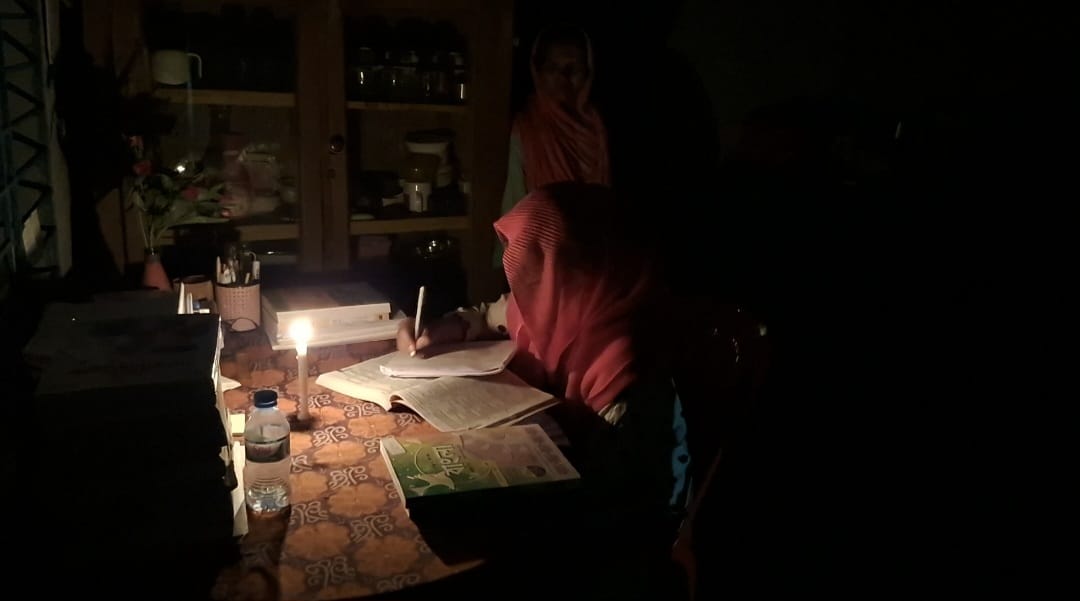 চার বছরেও জোটেনি বিদ্যুৎ, মোমবাতির আলোয় ভবিষ্যৎ গড়ার লড়াই উম্মে হানির