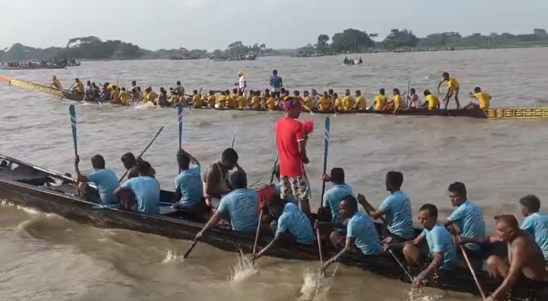 কালকিনির আড়িয়াল খাঁ নদে নৌকাবাইচ