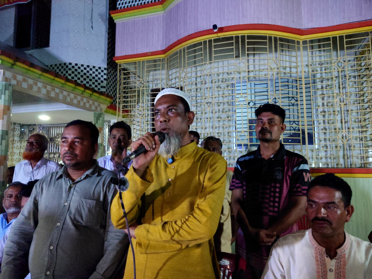 শিবচরে পাঁচ্চর ইউনিয়নের চেয়ারম্যান প্রার্থী হাজী আব্দুল খালেক বেপারীর উঠান বৈঠক