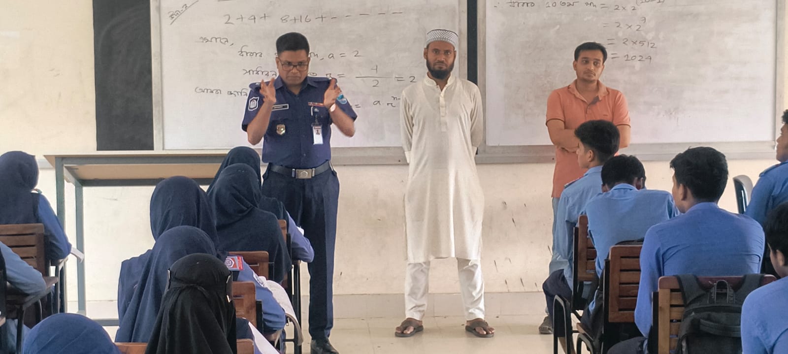 শিবচরে বিদ্যালয়ের শিক্ষার্থীদের সাথে ওসির মতবিনিময়