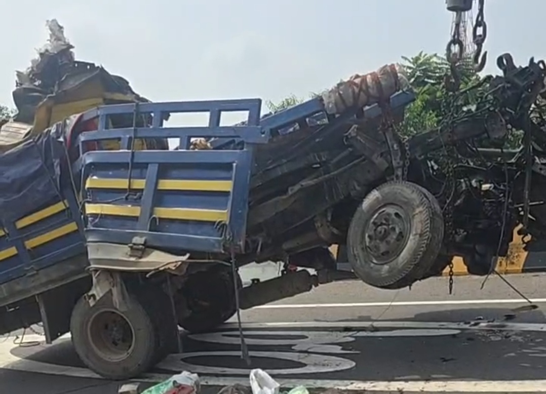 ভাঙ্গার মালিগ্রামে রেলিংয়ের সাথে ট্রাকের ধাক্কা, আহত ৩