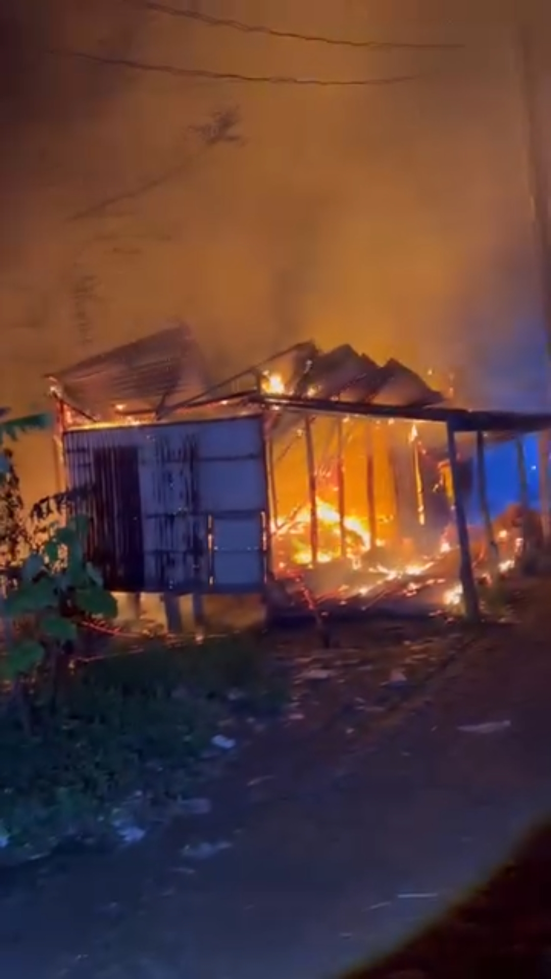 শিবচরের চেয়ারম্যান গেট বাজারে গভীর রাতে আগুন